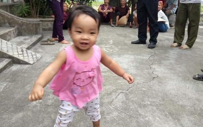 Chưa có người thân đến nhận bé gái 1 tuổi bị mẹ bỏ rơi ở chùa kèm lá thư… 'cho con để đi lấy chồng’