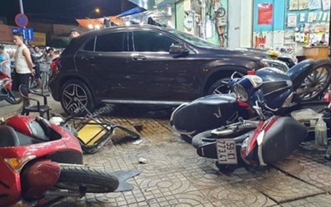 Xác định danh tính nữ tài xế Mercedes đâm hàng loạt xe máy trên phố Sài Gòn