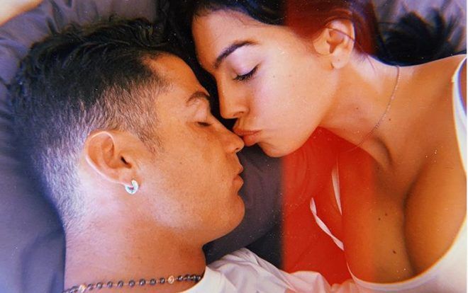 Bạn gái Ronaldo khoe trọn vòng 1, hôn bạn trai lúc đang ngủ