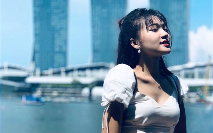 Bạn gái nóng bỏng đi Singapore thăm Phan Văn Đức, xoá tan tin đồn chia tay