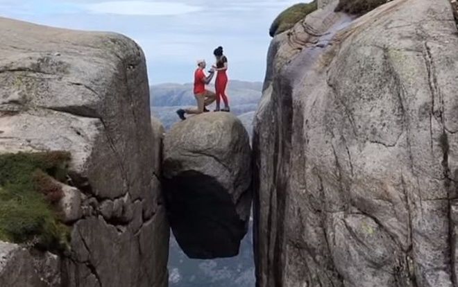 Cầu hôn bạn gái trên tảng đá kẹp giữa hai vách núi ngút trời khiến ai nhìn cũng 'rớt tim'