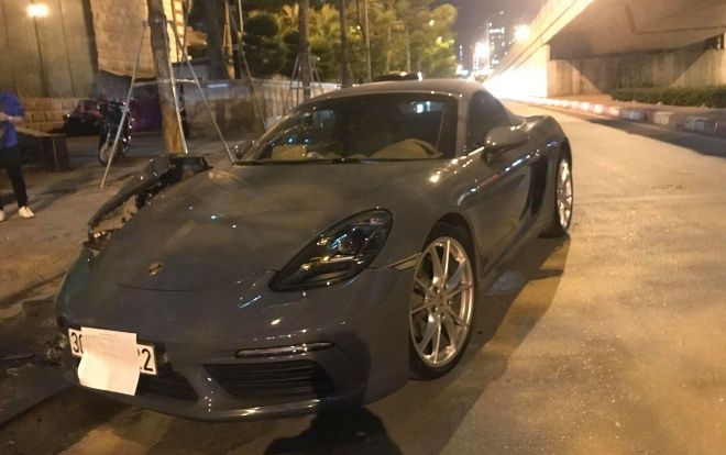 Siêu xe Porsche vỡ nát đầu, bung túi khí sau va chạm với ô tô Innova