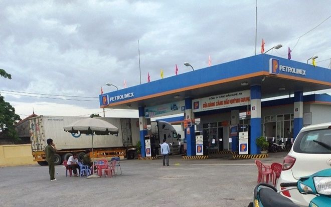 Nữ nhân viên cây xăng bị người đàn ông lạ mặt lao vào đâm tử vong