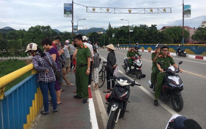 Để lại đôi dép cùng điện thoại trên cầu, cô gái trẻ nhảy xuống sông Kỳ Cùng tự tử