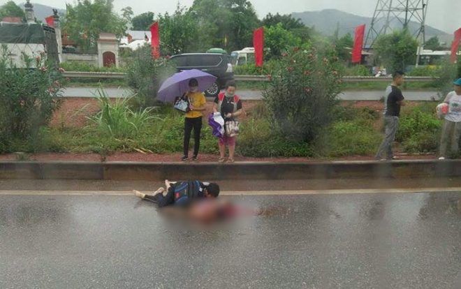 Chồng chết lặng ôm thi thể vợ bị xe tải tông tử vong khi băng qua đường cao tốc