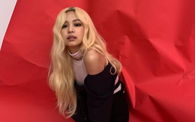 Nếu Lisa Black Pink nhuộm tóc đen thì Jennie cá tính với mái tóc vàng rũ rượi trong loạt ảnh thời trang