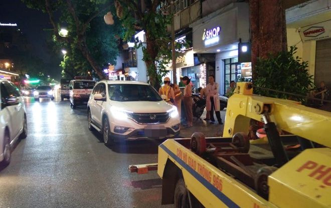 Cảnh sát ‘giải cứu’ người đàn ông dừng ô tô ngay sát trung tâm thương mại Tràng Tiền để… ngủ