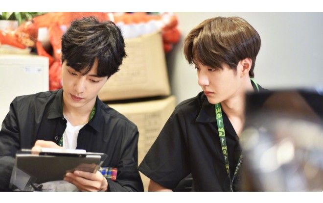 'Cặp đôi huynh đệ' Tiêu Chiến, Vương Nhất Bác lần đầu trở thành biên tập viên của Sina, hai bên mở miệng là khen đối phương nức nở