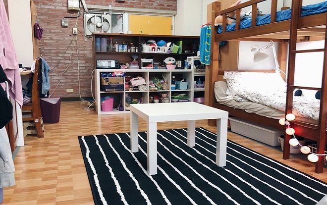 Thuê phải căn phòng trông như nhà kho chờ ngày thanh lý, 3 nữ sinh 'hô biến' thành ngôi nhà 'vạn người mê'