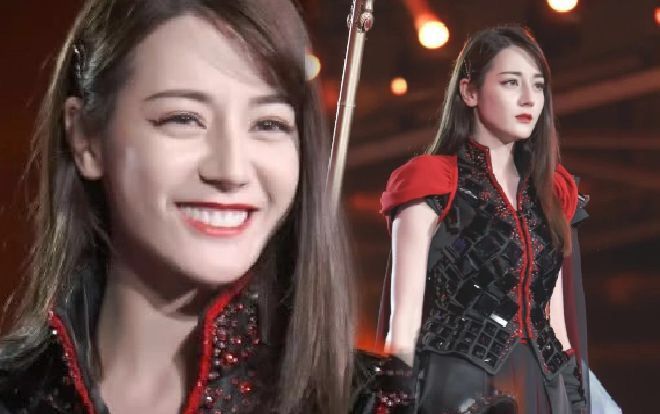 Địch Lệ Nhiệt Ba xinh đẹp tựa như nữ thần bước ra từ trong game với một hoạt động công ích