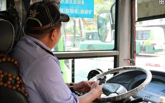 Clip: Giây phút tài xế xe buýt dũng cảm đánh lái, ép ngã nhóm cướp xe máy ở Sài Gòn