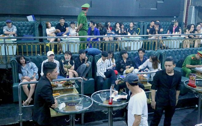 Chất cấm, bóng cười bị vứt vương vãi khắp sàn, hàng chục khách phê ma túy trong quán bar ở Bình Dương