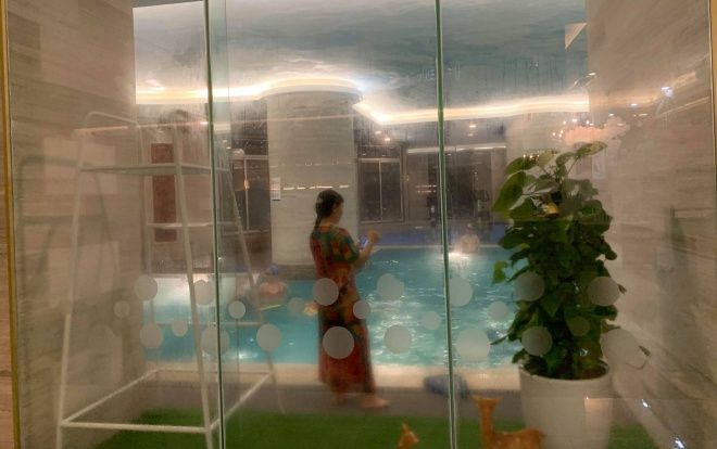 Bé gái 5 tuổi đuối nước may mắn thoát chết khi đi bơi ở khách sạn