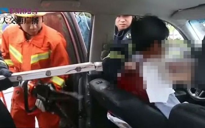 Tài xế bị thanh sắt 1 mét đâm xuyên cổ và thái độ khiến ai cũng thán phục