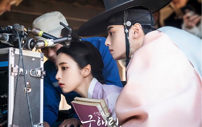 'Rookie Historian Goo Hae Ryung': Hậu trường xinh hơn hoa của Shin Se Kyung và Cha Eun Woo