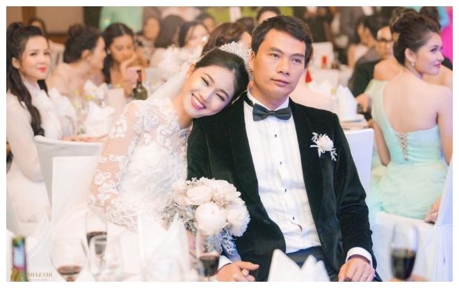 Á hậu Thanh Tú cùng chồng đại gia tổ chức tiệc đầy tháng linh đình cho quý tử, tên bé cũng lộ diện