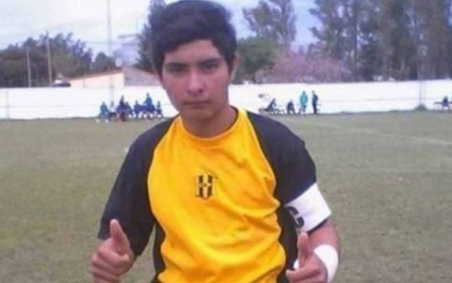 Dùng ngực cản 11m, thủ môn Argentina đột tử ngay tại sân