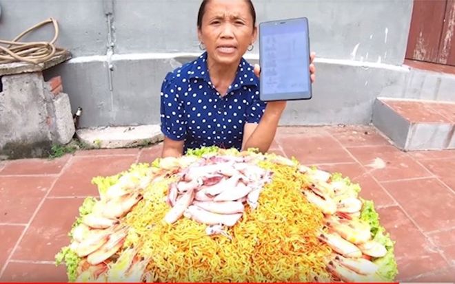 Không chỉ thích nấu những món siêu to, Bà Tân Vlog còn thích dùng điện thoại siêu khổng lồ