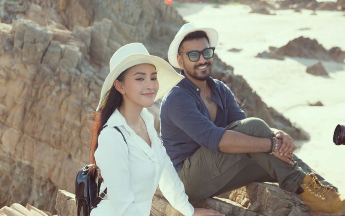 Diện đầm trắng thanh khiết, hoa hậu Tiểu Vy dạo biển cùng trai lạ hút bao ánh mắt tò mò