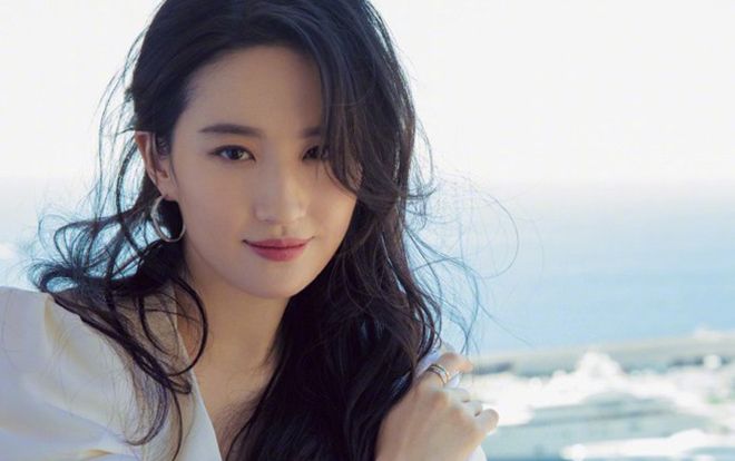 Lưu Diệc Phi: Diễn xuất gây tranh cãi, danh hiệu thuốc độc phòng vé và vẻ đẹp 'khen hoài cũng chán'