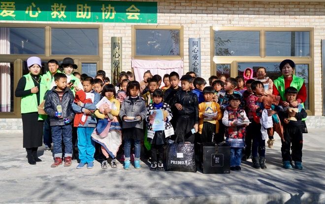 Con trai của kẻ buôn heroin và hành trình cứu trợ 'trẻ mồ côi' có cha mẹ vào tù vì ma túy