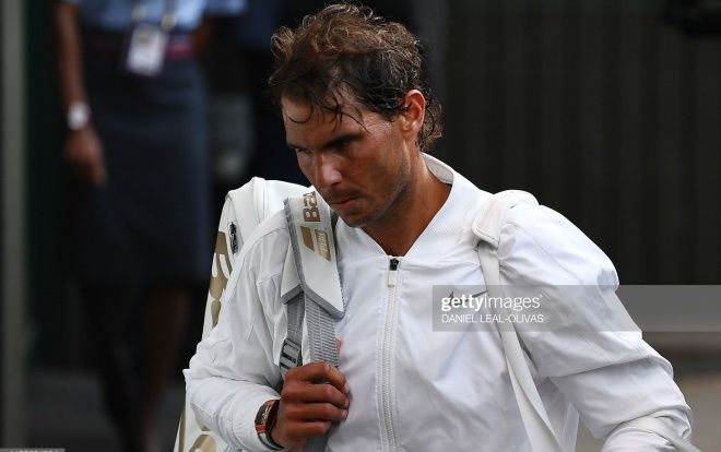 Nadal tức giận bước vào đường hầm sau trận thua trước Federer