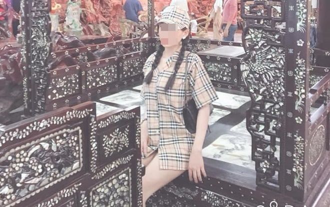 Cô gái bị chỉ trích gay gắt khi mặc váy siêu ngắn tạo dáng chụp ảnh trong ngôi chùa nổi tiếng ở Đà Lạt