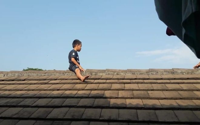 Bé trai trèo lên mái nhà 'cố thủ' suốt 2 tiếng vì lý do bất ngờ này