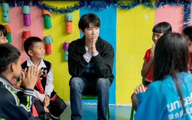 Khoảnh khắc đẹp khi Vương Nguyên (TFBOYS) làm thiện nguyện ở trường học vùng sâu vùng xa