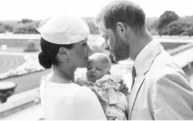 Lí do Hoàng tử Harry và Meghan Markle không tiết lộ cha mẹ đỡ đầu của bé Archie