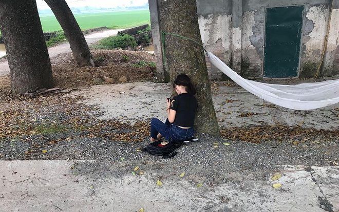 Bị đuổi khỏi nhà vì trượt tốt nghiệp, nữ sinh ngồi một mình ở ven đường giữa buổi trưa nắng nóng gần 40 độ gây tranh cãi