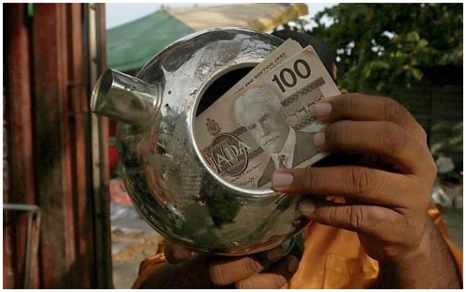 Tìm thấy hàng trăm triệu đồng trong chiếc ấm nhặt ở bãi rác, chàng trai làm điều khiến dân tình hết lời khen ngợi