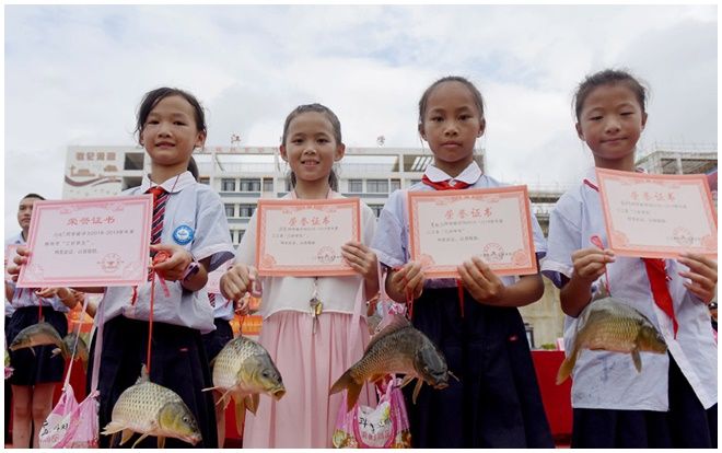 Trường học trao cá chép sống làm phần thưởng cho học sinh xuất sắc gây xôn xao