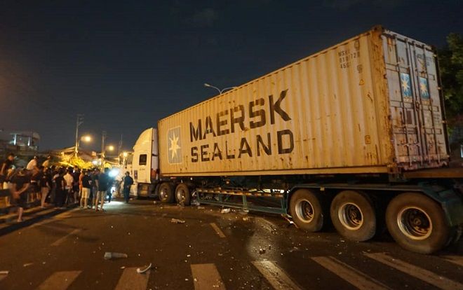 Cả gia đình đi ăn cưới về bị container mất lái đâm trúng, 4 người thương vong