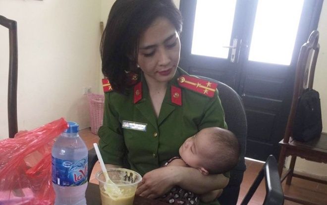 Mâu thuẫn gia đình, người đàn ông bế con gái 7 tháng tuổi định nhảy cầu Nhật Tân tự tử