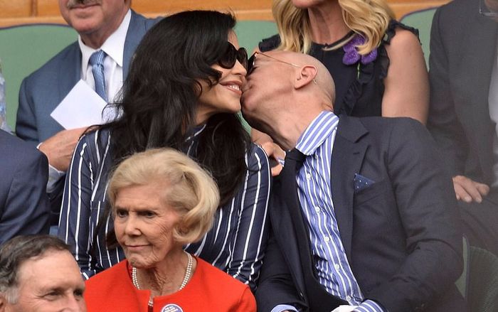 Hậu ly hôn tiêu tốn 38 tỷ USD, tỷ phú Amazon Jeff Bezos say đắm bên người tình mới