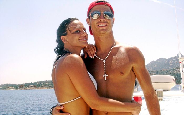 'Máy bay' bốc lửa hé lộ sở thích kỳ dị của Ronaldo