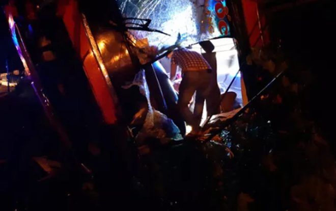 Xe khách giường nằm chở hơn 40 hành khách bất ngờ lật nghiêng trên quốc lộ, ít nhất 1 người tử vong