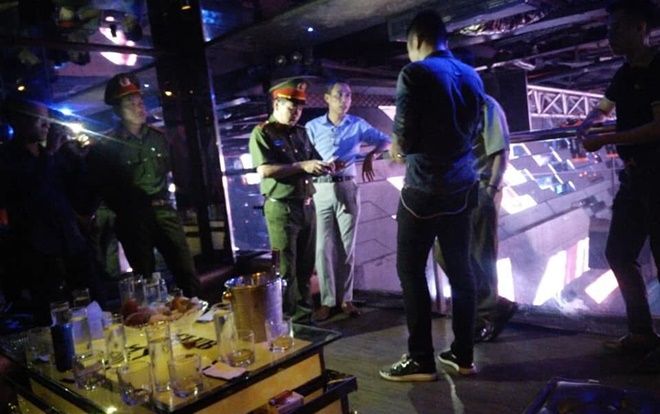 Cảnh sát bí mật đồng loạt kiểm tra quán bar ở phố cổ Hà Nội, thu giữ hơn 10.000 quả bóng cười