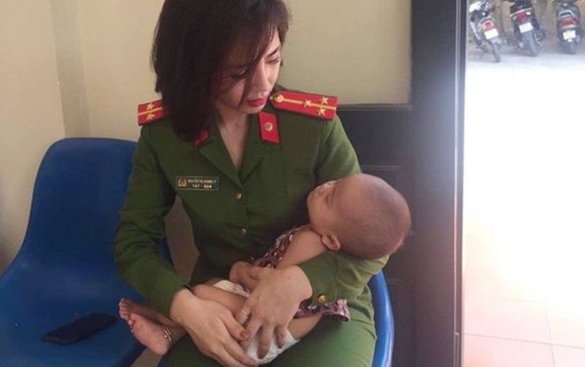 Nữ thượng uý xinh đẹp khuyên người đàn ông bỏ ý định ôm con nhảy cầu: 'Tôi động viên anh ấy phải mạnh mẽ, việc gì cũng có cách giải quyết'