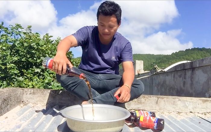 Cộng đồng mạng phẫn nộ với video đổ nước mắm lên đầu mẹ để ăn mừng 1.000 sub trên YouTube