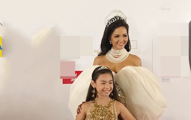 Đeo tóc giả đội vương miện, H'Hen Niê hóa nàng công chúa ngủ trong rừng