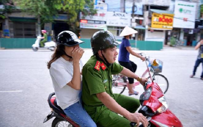 Nữ thí sinh ngủ quên được các chiến sĩ công an ‘hộ tống’ đến tận điểm thi đã đậu tốt nghiệp
