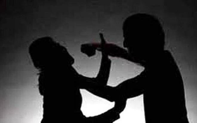 Bị ngăn cản uống rượu, nghịch tử dùng thanh gỗ chèn cổ cha ruột đến tử vong