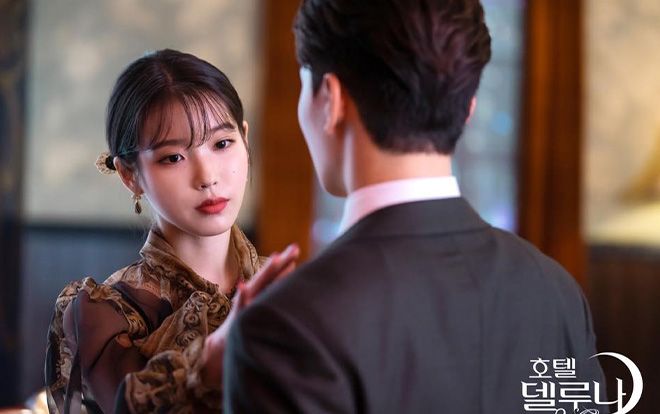Ấn tượng hai tập đầu 'Hotel Del Luna' của IU: Tổ stylist và tổ biên kịch quá đỉnh