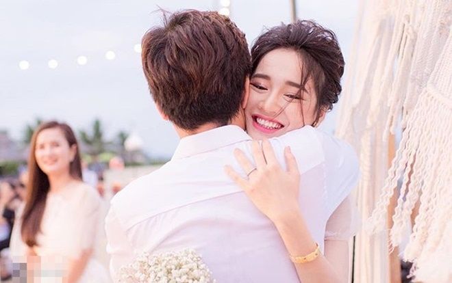 Lần đầu tiên, loạt ảnh đính hôn của Trường Giang và Nhã Phương được hé lộ