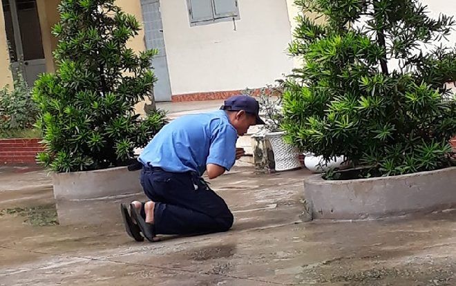Chú bảo vệ ‘siêu cute’ đến từ Tiền Giang: ‘Tôi vái ngày vái đêm cầu mong ông trời cho mấy em đậu tốt nghiệp hết’