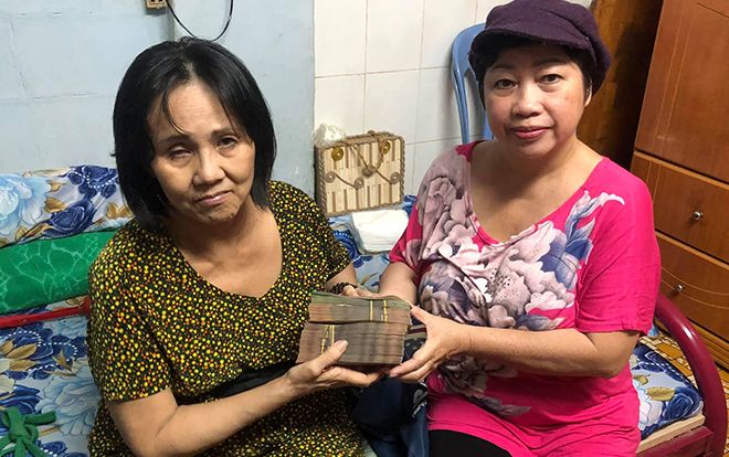 Diễn viên Phi Phụng đích thân đến nhà nghệ sĩ Hoàng Lan trao tận tay số tiền ủng hộ của khán giả