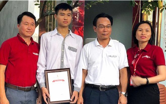 Thủ khoa khối A toàn quốc Vũ Đức Anh nhận học bổng của trường ĐH Bách Khoa Hà Nội