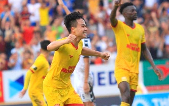 Nam Định vượt qua Thanh Hóa trong trận cầu mưa bàn thắng tại Thiên Trường